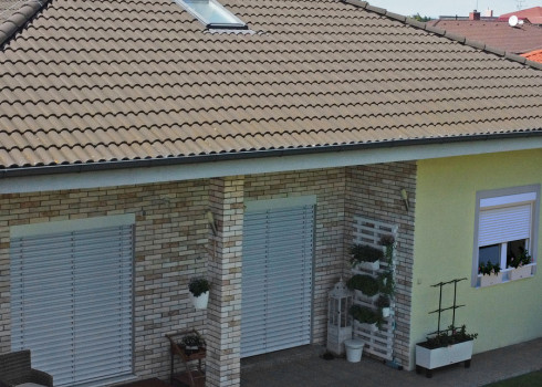 vonkajšie rolety a žalúzie na rodinnom dome
